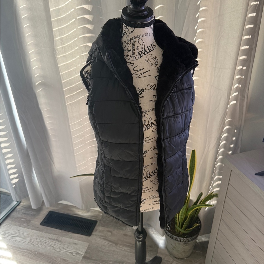 Reversible puffer/faux fur vest